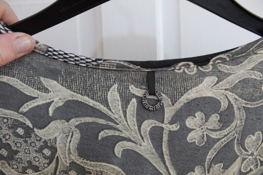 Save The Queen Top Size Large Long Sleeved - Picture 5 of 7